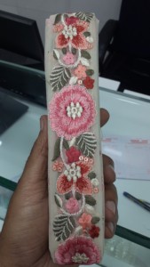 Broderie florale sur mesure en motifs floraux de couleur bleue pour divers usages en 2 pouces de largeur. - Product Image 4