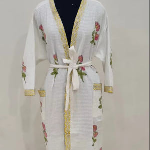 เสื้อคลุมอาบน้ำวาฟเฟิลผ้าฝ้ายพิมพ์ลายดอกไม้สีขาว100% สำหรับปาร์ตี้ฤดูใบไม้ผลิ - Product Image 1