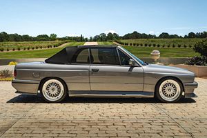 BMW 325i Cabriolet de 1988 en excellent état, avec échange de moteur S52, modifications importantes de style M3, moteur E36 M3 et boîte manuelle à 5 vitesses. - Product Image 3