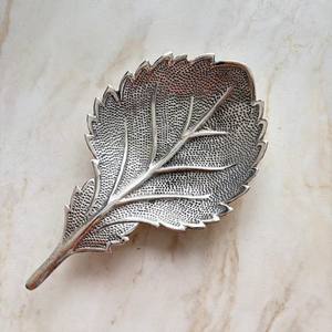 Plateau de service couleur argent en relief en forme de feuille Cadeaux de pendaison de crémaillère Dernière arrivée Pièce élégante - Product Image 3