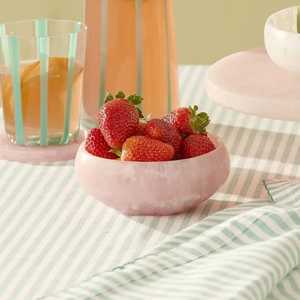 Bol à salade avec serveurs, résine rose, motif marbré, plats ronds plats, vaisselle de cuisine, table à manger, récipient pour aliments, fruits - Product Image 4