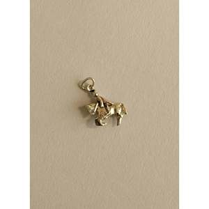 Pendentif Cheval Vintage en Or 14 carats avec Jade Taille Émeraude, Bijou Religieux pour Cadeaux - Product Image 1