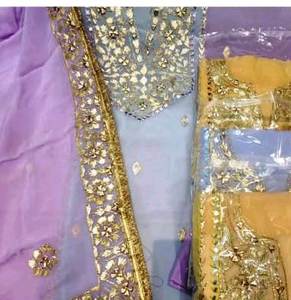 Designer moderne non cousu brodé à la main beaux costumes en soie pour femmes chères fêtes traditionnelles indiennes avant-gardistes - Product Image 1