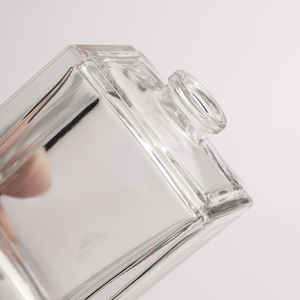 Vente en gros de flacon de parfum en verre vide de 100ml à fond carré et épais de 30ml 50ml pour homme avec <span class=keywords><strong>bouchon</strong></span> en métal bronze brossé - Product Image 2
