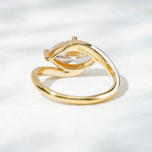 Anillo de Compromiso Solitario con Corte Marquesa de 2 Quilates, Moissanita VVS1 Personalizable, Plata de Ley 925, Engaste Bypass, Banda de Boda Trenzada - Product Image 5