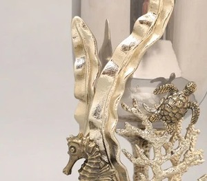 L'incroyable bougeoir doré moderne avec verre ajoute une touche accueillante, chaleureuse, confortable et élégante aux espaces de vie - Product Image 3