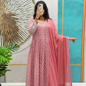 Robe Chikankari la plus tendance Georgette Dupatta avec une touche élégante et glamour pour la fête Saison des fêtes Nouveau lancement - Product Image 3