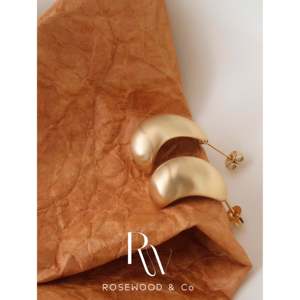 Orecchini a Mezza Cerchio con Finitura Opaca e Borchie Sottili - Product Image 5