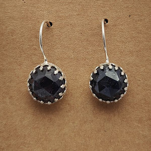 ต่างหูห้อยดีไซน์เนอร์เงินแท้ 925 ประดับไพลินดิบธรรมชาติทรงกลม 12 มม. น้ำหนัก 6.64 กรัม งานแฮนด์เมด เครื่องประดับชั้นดีสำหรับเด็กผู้หญิงทุกศาสนา - Product Image 4