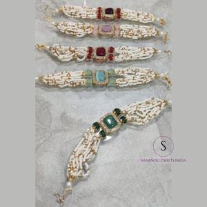 Pulsera de cuentas blancas de diseño, hecha a mano, informal, para fiestas, joyería nupcial, hermoso patrón de trabajo Motii, pulseras para boda Haldi - Product Image 2