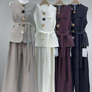 <span class=keywords><strong>Ensemble</strong></span> deux pièces sans manches pour <span class=keywords><strong>femme</strong></span>, personnalisé par le fabricant - Tissu de costume, détails perlés, gilet et pantalon chics avec doublure - Product Image 5