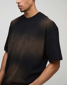 เสื้อยืดผู้ชายผ้าคอตตอน100% สีดำล้วนพิมพ์ลายโลโก้บนจอสีล้วนทรงหลวม - Product Image 3