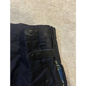 Kilt utilitaire hybride en coton noir avec doublure en tartan national irlandais et sangles en cuir 2026 - Product Image 5