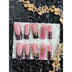 Rose Reign Press-On Nail Art Design élégant pour femmes élégantes - Product Image 1