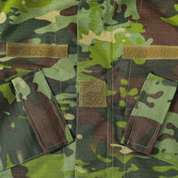 Combinaisons tactiques respirantes avec panneaux de ventilation, capuche réglable et coutures renforcées pour un confort maximal