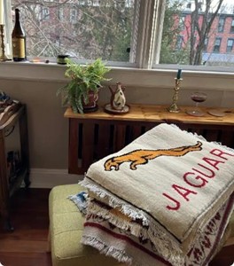 พรมปักลายโลโก้รถยนต์ ทำมือ ดีไซน์เฉพาะตัว ขนสัตว์ ปักตราสัญลักษณ์รถยนต์ สีเบจ ขนาดเล็ก ใช้ปูพื้น แขวนผนัง ตกแต่งโรงรถ ของขวัญสุดพิเศษ - Product Image 3