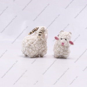 Figuras de Ovejas del Himalaya Hechas a Mano en Fieltro, Juguetes de Peluche con Estilo Rústico Nepalí, Lindas Figuras de Mujeres, Color Blanco, SAMYAK, Tamaños Personalizados, Más Vendidos para Regalos - Product Image 4