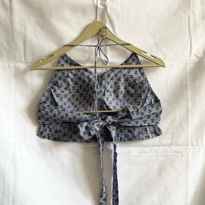 Encantador top corto estampado diseñado para combinar la comodidad con el estilo contemporáneo, el top sin mangas presenta un elegante top con cuello halter. - Product Image 2