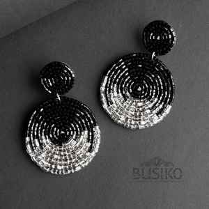 Pendientes bordados hechos a mano elegantes de moda para mujer, diseño elegante con cuentas, costura cruzada y manualidades - Product Image 4