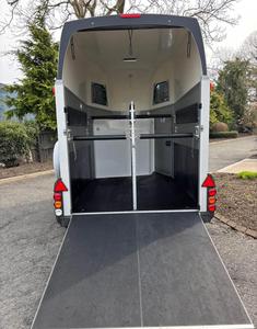 Remolque para Ganado de 30 pies y 3 Pisos, Usado, Estándar Austriaco, para Transporte de Caballos, Disponible para Venta al por Mayor - Product Image 2