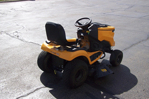 Tondeuse à gazon industrielle Cub Cadet XT1 LT42, modèle 2022 - Product Image 4