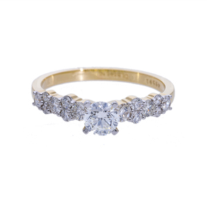 แหวนเพชรสีเหลืองทอง14K สุดหรูประดับเพชรตรงกลางที่ยอดเยี่ยมพร้อมด้วยเพชรด้านข้างที่จบการศึกษาการตั้งค่าแบบง่ามคลาสสิก - Product Image 1