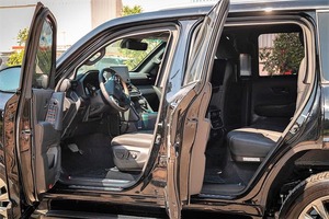 Toyota Land Cruiser SUV, Faros LED Negros, Neumáticos R20, Volante a la Izquierda - Product Image 3