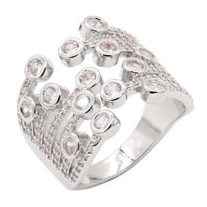 Anello a Grappolo Placcato in Oro Rosa con Incastonatura di Zirconi, Gioiello Regolabile alla Moda, Taglia Unica Unisex per Uso Quotidiano e Feste - Product Image 3