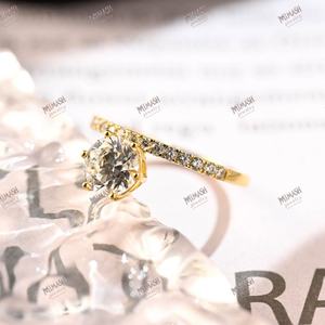 แหวนหมั้นเพชรทรงกลมแบบออฟเซ็นเตอร์ 6.5 มม. พร้อมดีไซน์วงแหวนแบบซ่อนประกายเพชร แหวนทองคำแท้ดีไซน์ไม่ซ้ำใครสำหรับผู้หญิง ของขวัญขอแต่งงานสุดทันสมัย - Product Image 2