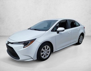 Versión Superior Sedán 2024 Corolla LE FWD Autos Usados en Venta - Product Image 1