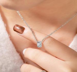 Collar con Colgante de Moissanita con Corte Esmeralda de 3 Quilates, Engaste de Bisel, Personalizado, para Mujer, Moderno, Plata 925, para Fiesta de Bodas - Product Image 4