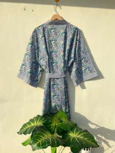 ชุดกิโมโนพิมพ์ลายดอกไม้ทำมือจากอินเดีย ระบายอากาศได้ดี แห้งเร็ว เหมาะสำหรับใส่ลำลองไปเที่ยวชายหาด วันหยุดพักผ่อน ผ้าฝ้าย 100% สำหรับฤดูใบไม้ผลิและฤดูใบไม้ร่วง - Product Image 6