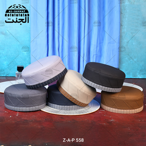 Vente en gros de bonnets de prière islamiques respirants avec des bords côtelés et des motifs islamiques pour hommes, parfaits pour les occasions religieuses - Product Image 2