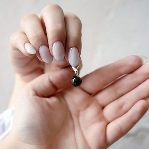 Pendientes de shungita con una perla redonda pulida de 0,35 pulgadas (9 mm) - Product Image 2