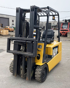Chariot élévateur électrique Caterpillar EP20KT 2005 à 3 roues avec une capacité de 3950 lb - Product Image 2