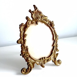 Encantador marco de fotos de latón adornado Art Nouveau - Product Image 1