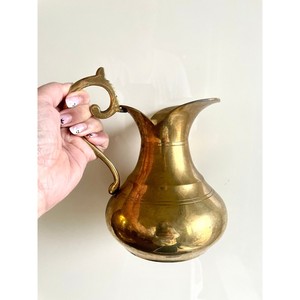 Pichet à eau Vintage en laiton massif/fabriqué en Inde pichet courbé en laiton doré/poignée ornée rustique carafe en laiton - Product Image 3