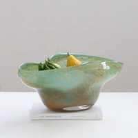 Plateau-bol artisanal Bixuan en verre sodocalcique vert aqua avec taches de cuivre, soufflé à la bouche, forme libre, grand rebord ondulé, assiette à fruits, décoration moderne