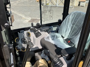 Mini-excavatrice JCB 25 Z 1 de type chenillé pour travaux de construction avec une capacité de godet de 0,12 m³, moteur puissant et rayon de braquage court - Product Image 3