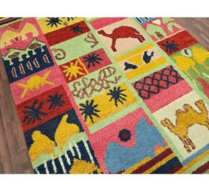 Vibrante Alfombra Bereber Marroquí Tejida a Mano con Patrones Geométricos, Camellos, Casas y Estrellas - Product Image 3