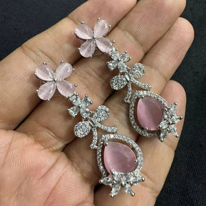 ต่างหูเพชรสไตล์อเมริกันสำหรับผู้หญิงสำหรับงานปาร์ตี้ต่างหูแฟชั่นสำหรับผู้หญิงดีไซน์พิเศษใหม่ล่าสุดของอินเดีย - Product Image 1