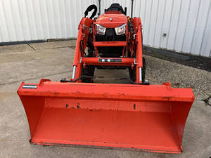 Tractor Compacto Kubota LX3310HSD de 33 HP, 4x4, Diésel, Transmisión Hidrostática, Cargador y Toma de Fuerza, Tractor Agrícola, de Jardinería y Utilitario - Product Image 4