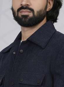 เสื้อโค้ทยาวผู้ชายสไตล์โมเดิร์น ผลิตจากผ้าวิสโคส เหมาะสำหรับใส่ไปทำงานหรือประชุมธุรกิจ มีจำหน่ายในปริมาณมาก - Product Image 2