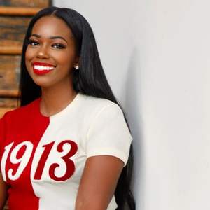 Camiseta bordada de chenilla Media mitad 1913 DST Ropa de hermandad de Mujeres de algodón Premium Ropa griega Delta Camiseta roja blanca de dos tonos - Product Image 3