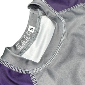 เสื้อรัดรูปป้องกันแสงแดด UPF 50+ ระบายอากาศได้ดี เป็นมิตรกับสิ่งแวดล้อม เนื้อผ้านุ่ม แห้งเร็ว เหมาะสำหรับกีฬาว่ายน้ำกลางแจ้ง - Product Image 4
