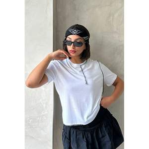 เสื้อยืดผู้หญิง Topshow สีขาว ลายเย็บแบบเชพเพิร์ด ขายส่ง - Product Image 5