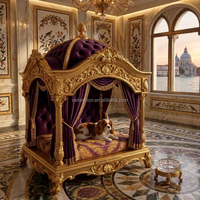 Canapé classique européen en velours violet avec structure en bois sculpté et détails dorés pour les intérieurs de villas de luxe