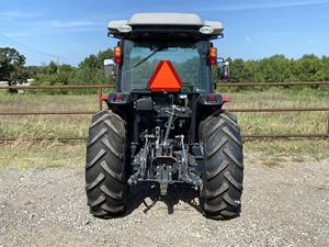 2022 Massey Ferguson 2855M Tractor-Máquina agrícola potente y versátil - Product Image 3