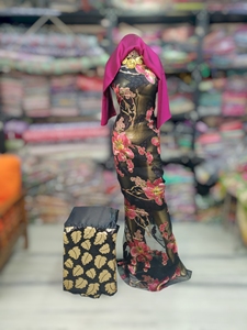 Dirac Fransawi noir à fleurs avec châle magenta |   Robe de luxe pour mariage et fêtes somaliennes - Product Image 1