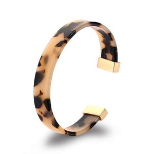Bracelet de manchette en résine le plus récent de bonne qualité, bracelet de manchette en résine pour femmes, bracelet de manchette à la main, fabricant hautement poli - Product Image 2